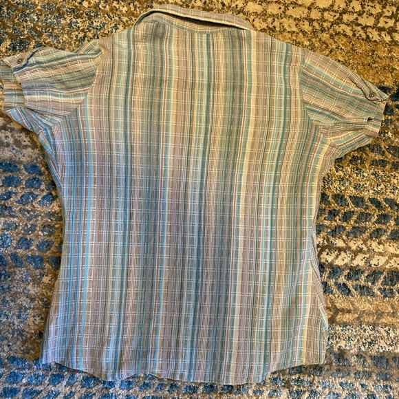 Size: fits like a small but has no tag indicating anything - Picture 2 of 3